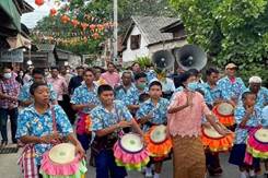 A group of people in a parade

Description automatically generated