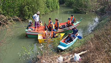 A group of people in boats on a river

Description automatically generated with low confidence
