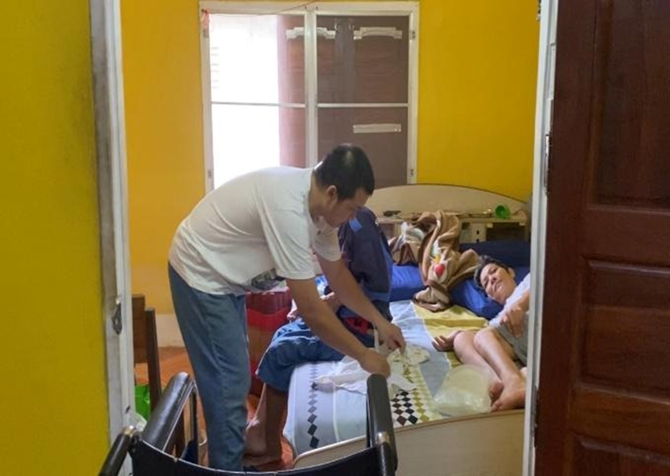 นายสันติ ผงจันทร์